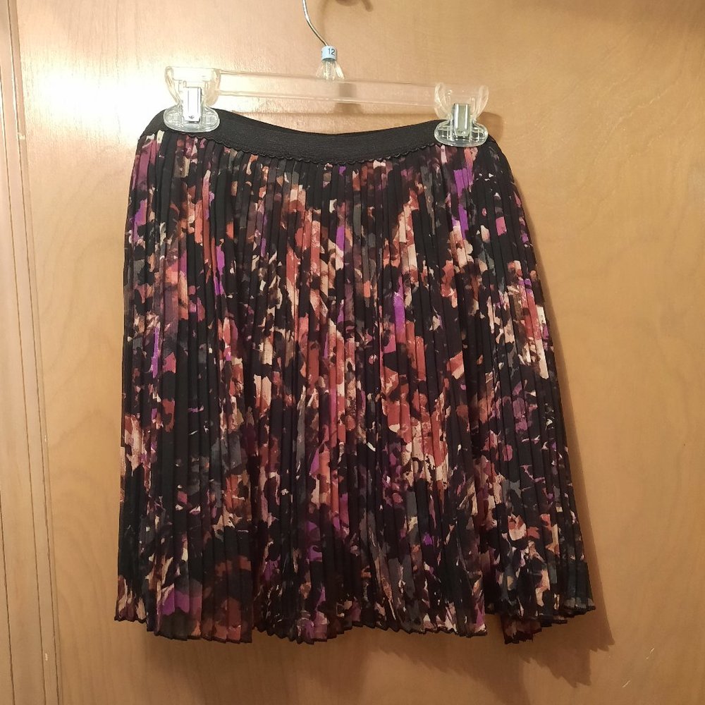 Cute floral skirt - Picture 2 of 3
